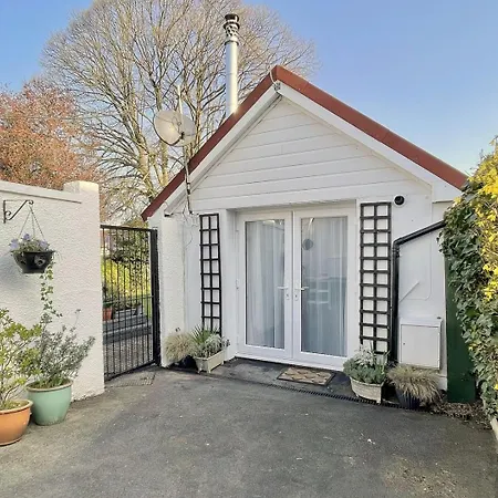 Charming Saltford Retreat With Garden