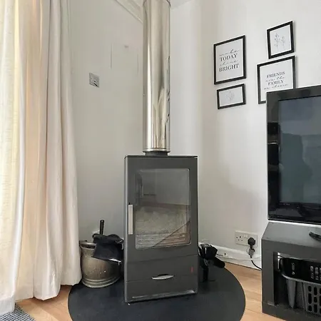 Charming Saltford Retreat With Garden Apartment *