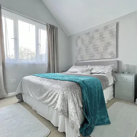 Charming Saltford Retreat With Garden