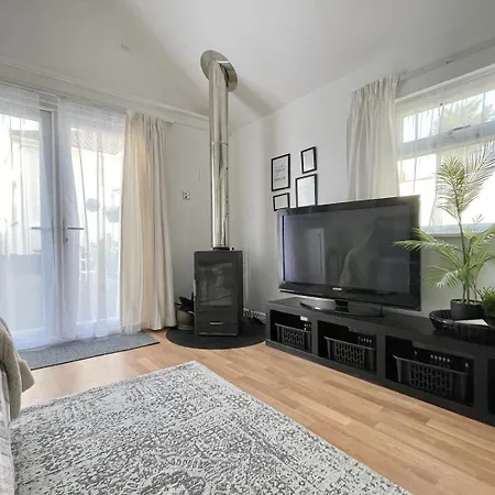 Charming Saltford Retreat With Garden Apartment *